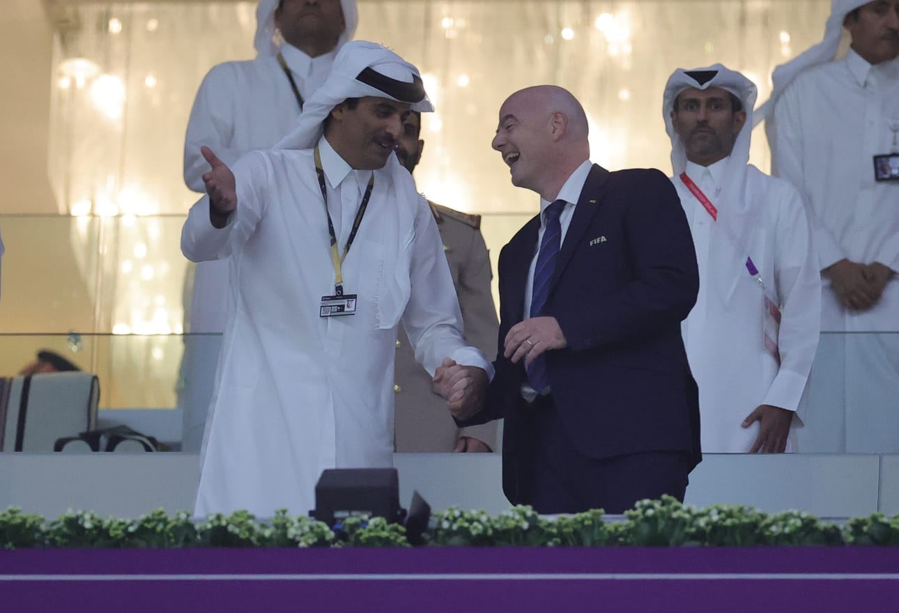 Qatarin emiiri Tamim bin Hamad Al Thani ja Fifan puheenjohtaja Gianni Infantino olivat iloisia ennen avausottelua.