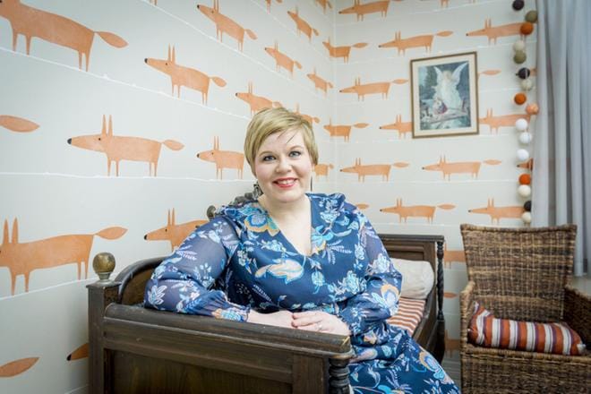 Perhe- ja peruspalveluministeri Annika Saarikko sanoo, että vaalivauvapuheet eivät huolestuta. Hän uskoo asenteiden muuttuneen. KUVA: Riitta Salmi