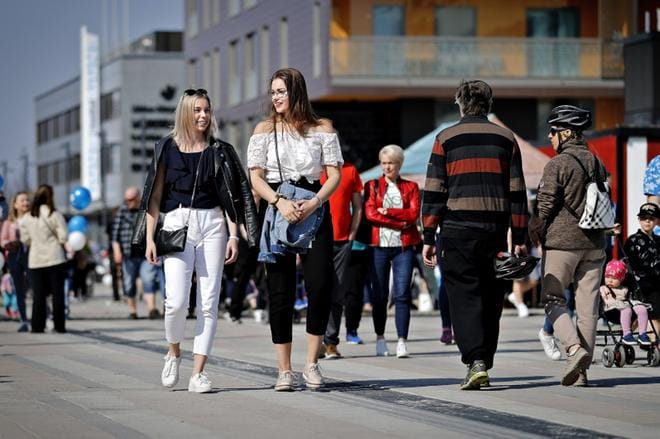 Maiju Vuolle ja Heidi Kropsu pitävät uutta Keskustoria onnistuneena. Jo pelkkä kahvihetki riittää vetonaulaksi. Kuva: Tomi Kosonen