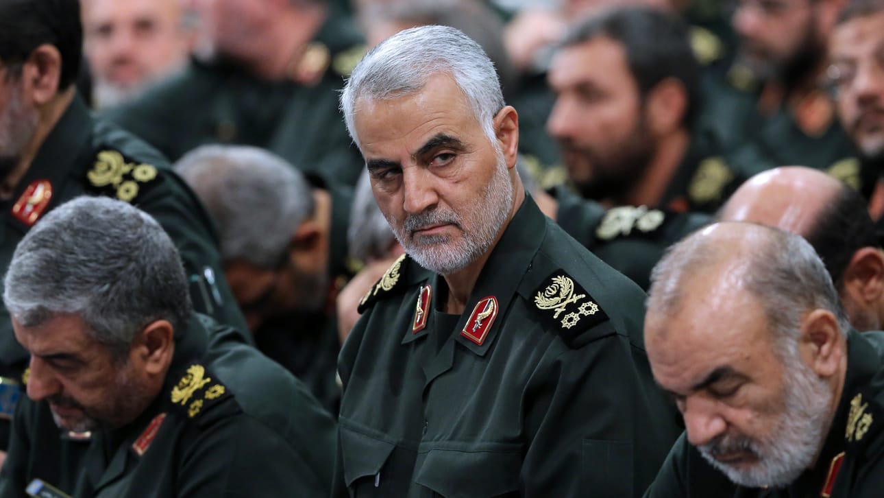 Yhdysvallat vahvistaa tehneensä Bagdadissa ilmaiskun, jossa kuoli Iranin vallankumouskaartin Quds-joukkojen komentaja Qassem Suleimani (keskellä).