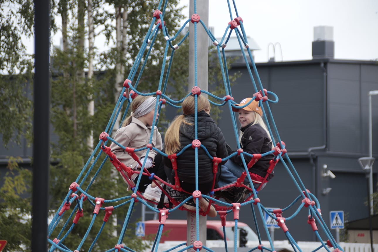 Pyhännän väestö on jokivarren nuorekkainta. Väestötilastoissa Pyhäntä menee eri suuntaan kuin muut jokivarren kunnat, ja kunnan elinvoiman tärkein kannattaja ovat teollisuuden työpaikat. Kuvituskuva.