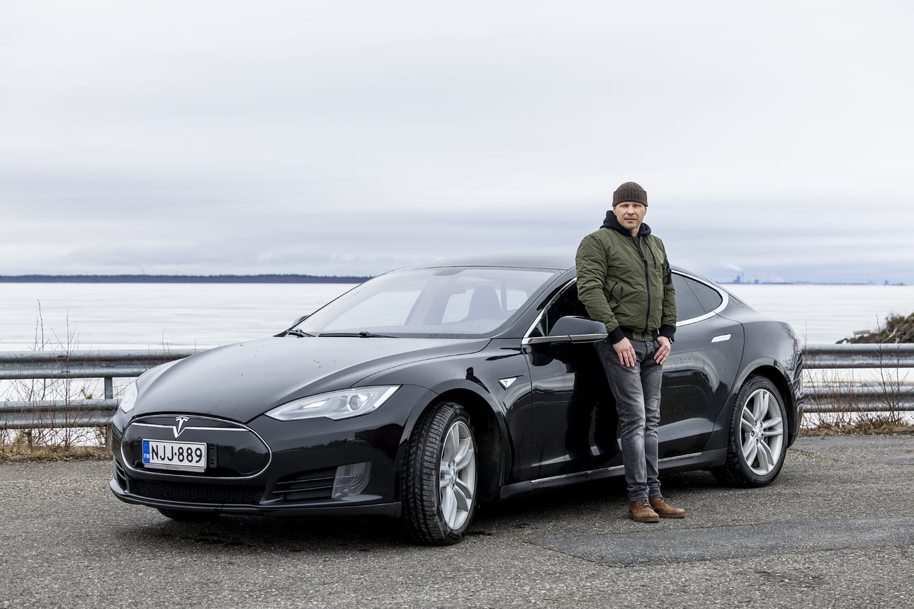 Oululainen Tuomo Pajula osti 170 000 kilometriä ajetun Teslan – Vuoden aikana on löytynyt yksi outo vika, mutta sekin korjaantui 136 eurolla