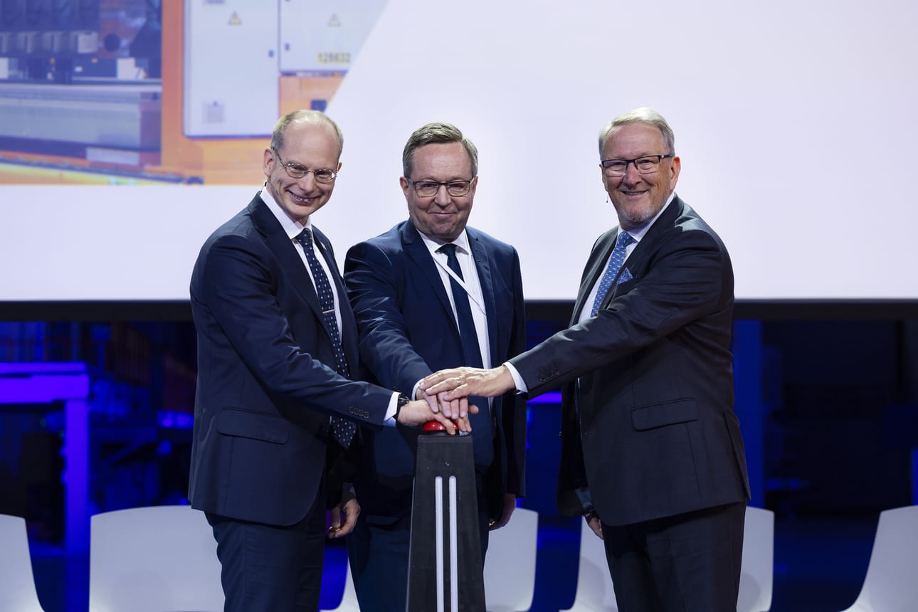 Hymy oli herkässä, kun Håkan Agnevall, Mika Lintilä ja Tim Johnstone avasivat Wärtsilän Sustainable Technology Hubin virallisesti nappia painamalla.