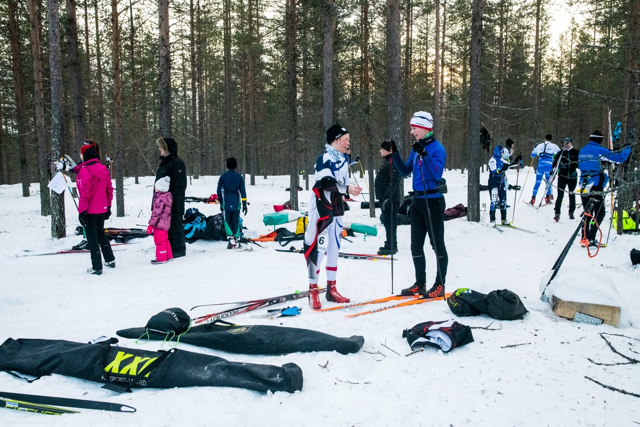 Hiihtosuunnistuskisojen lähtöpaikkojen tienoilla oli lauantaiaamupäivänä kuhinaa.
