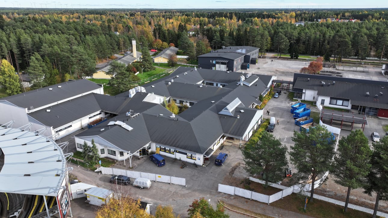 Pattasten koulun purkamista aloitellaan pikku hiljaa. Ympärille on jo ilmestynyt aidat, ja pihalla on useampia vaihtolavoja.