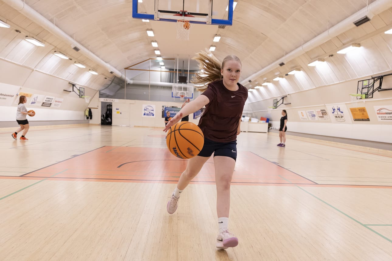 Ria Meskus kuljetti palloa harjoituksissa Kaarihallilla 17. maaliskuuta 2026.