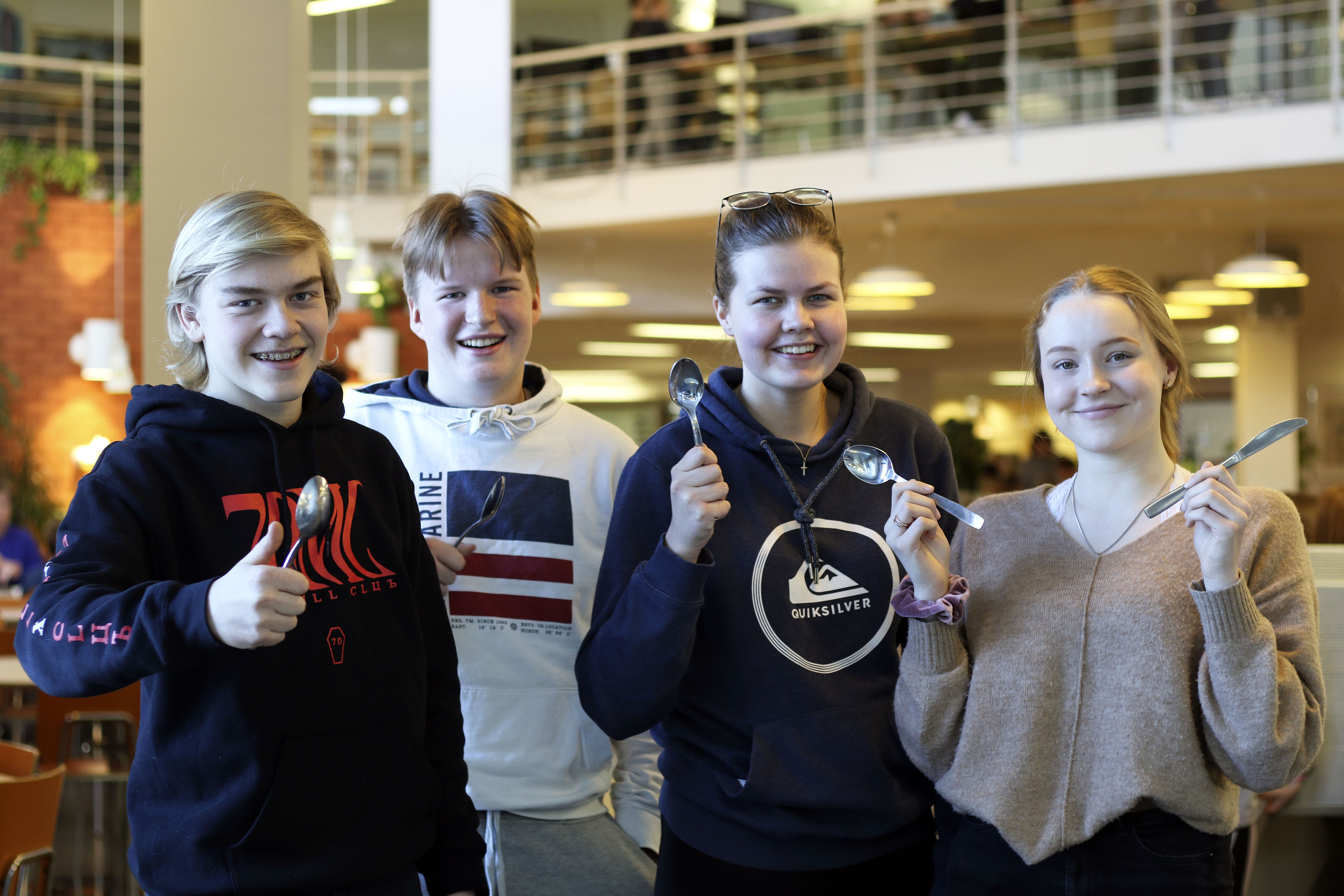 Roope Pesälä (vasemmalla), Tuomas Lehtosaari, Siiri Kangastalo ja Iiris Silvola                  sanovat kouluruoan olevan hyvää, mutta aina on parantamisen varaa. He ovat mielissään mahdollisuudesta päästä vaikuttamaan koulujen ruokalistoihin.