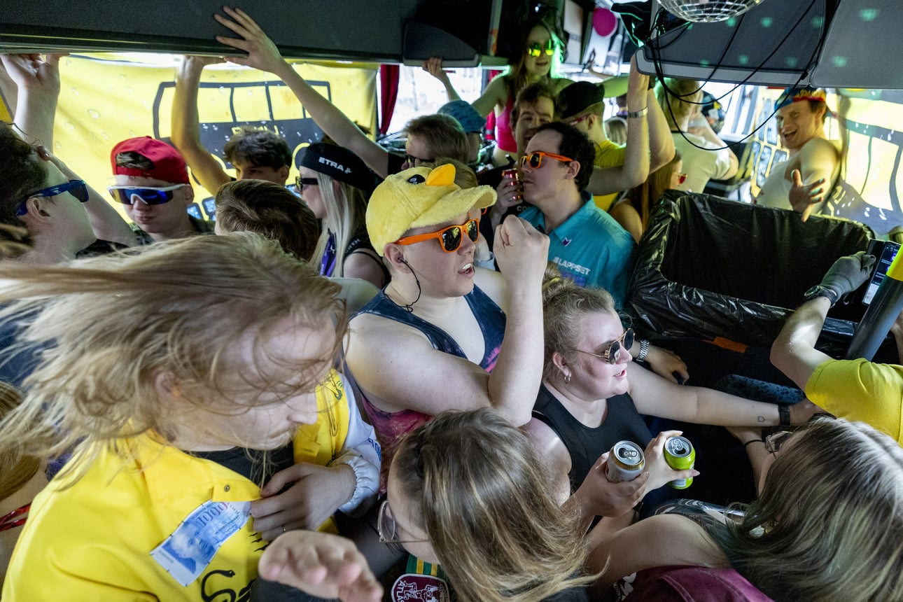 Oulussa vappuna kurvaileva bussi numero 69 kätkee sisälleen opiskelijoiden villit ja tiivistunnelmaiset bileet – koko vapun vippipassi maksaa 300 euroa