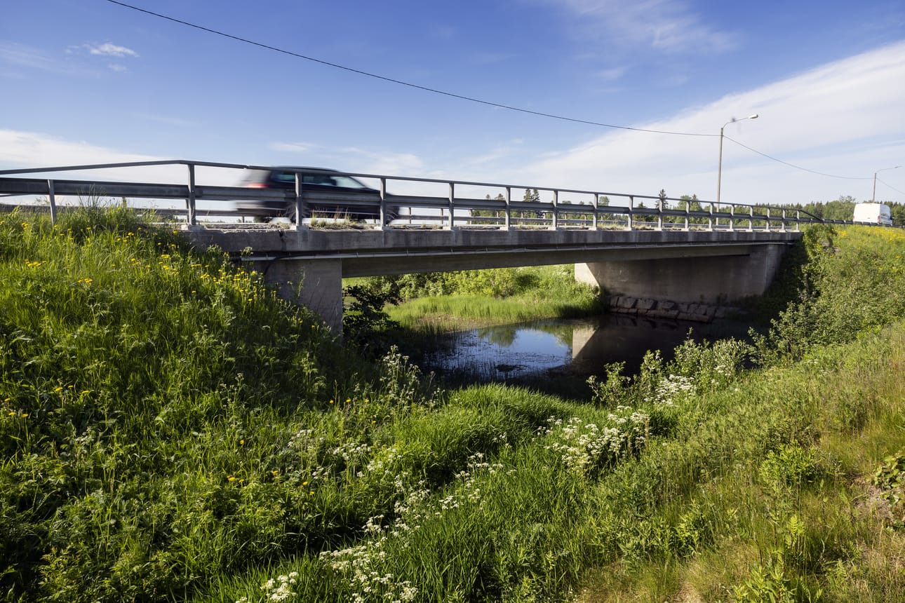 Valtatie kahdeksan kulkee kapean kanaalin yli Mustasaaren Mälsorissa. Silta on yksi Pohjanmaan erittäin huonokuntoisista silloista.
