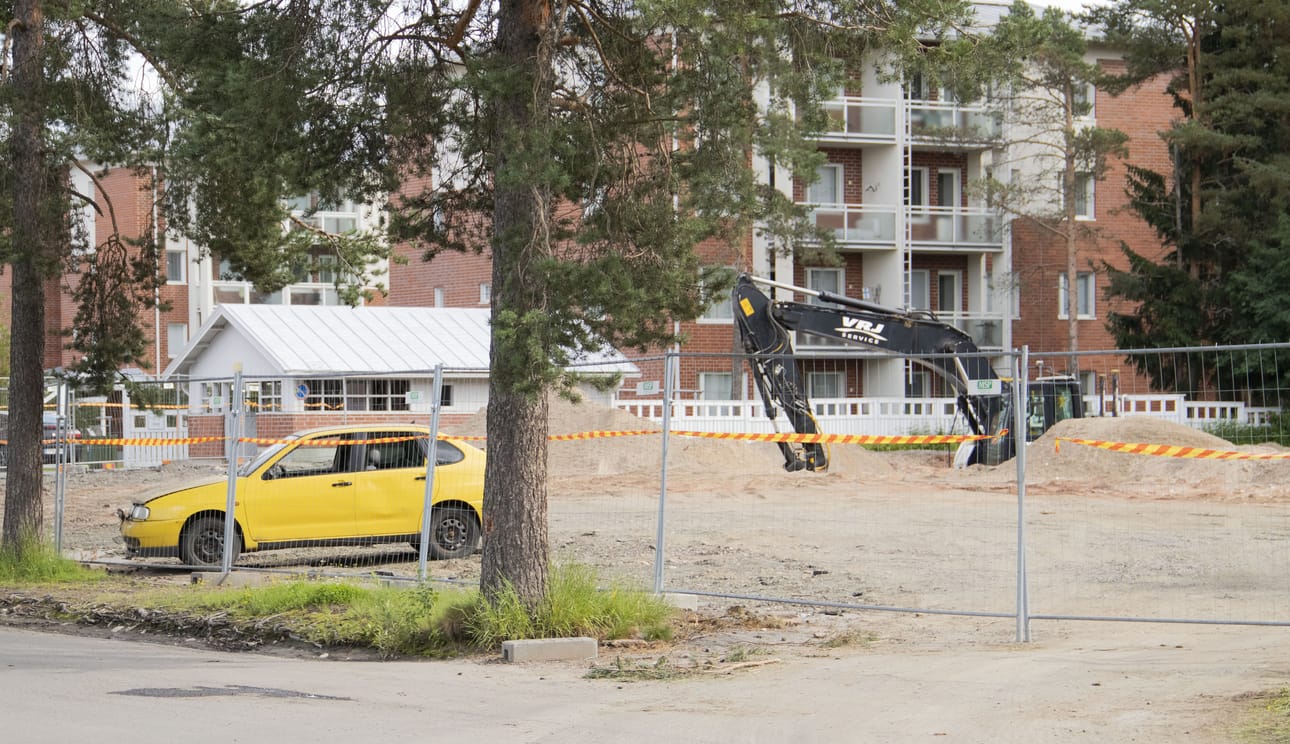 Tiilitori lähti, mutta keltainen mysteeriauto pysyy järkähtämättä paikoillaan.