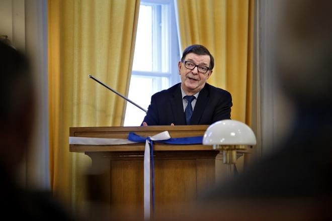 Presidenttiehdokas Paavo Väyrynen otti vaalitilaisuudessaan Lapualla kantaa muun muassa palveluiden ja työpaikkojen keskittämiseen, jota hän nimitti metropolipolitiikaksi. KUVA: TOMI KOSONEN