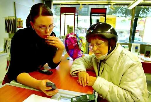 Miniä houkutteli. Onerva Puurula vaihtoi Sonerasta Teliaan ilmaisen puheajan ja miniän houkuttelemana. Maria-Kaisa Juvonen opasti miten ennakoivasta tekstiviestien kirjoittamisesta pääsee pois.