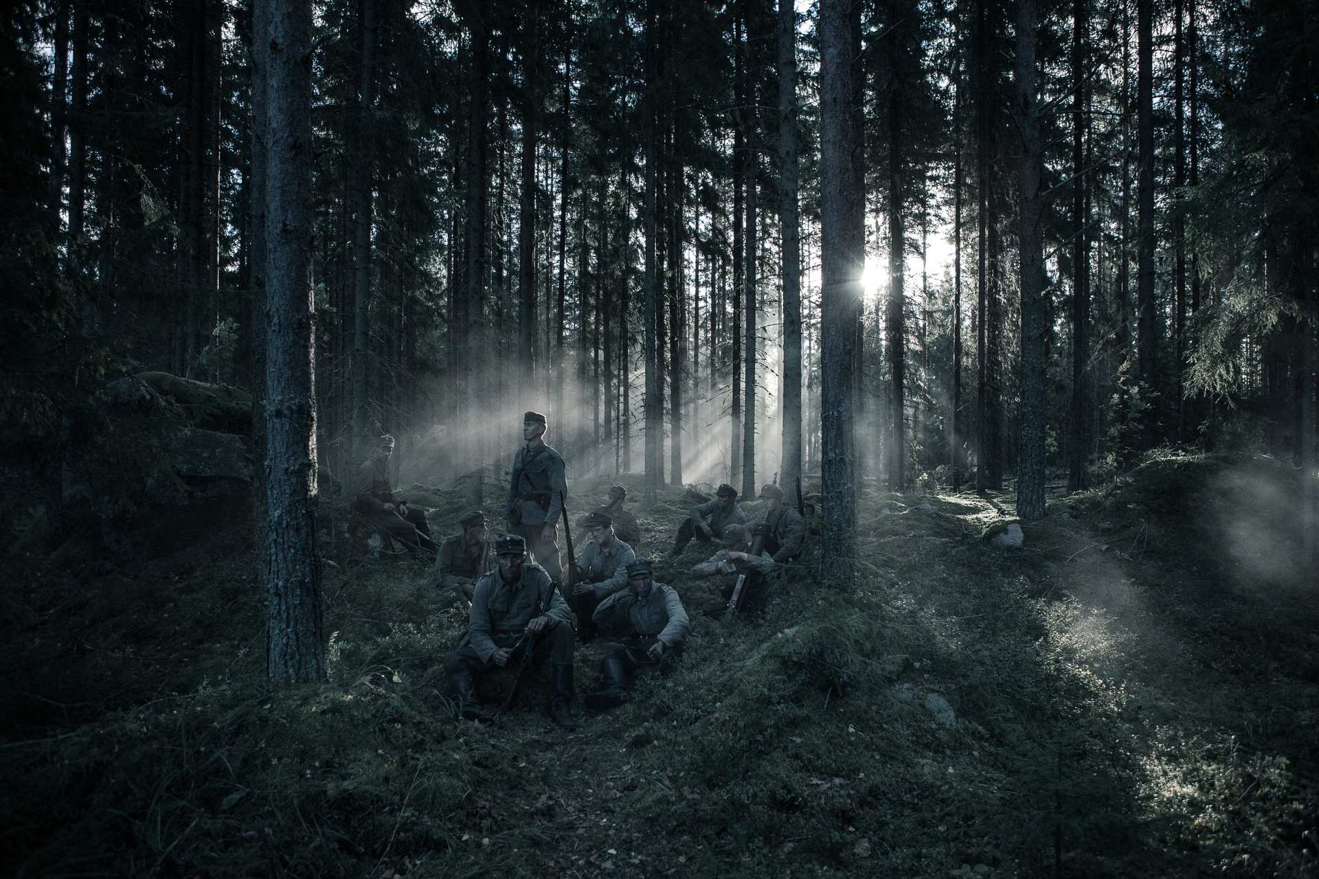 Kuvaaja Mika Orasmaa on hyödyntänyt elokuvassa luonnonvaloa.