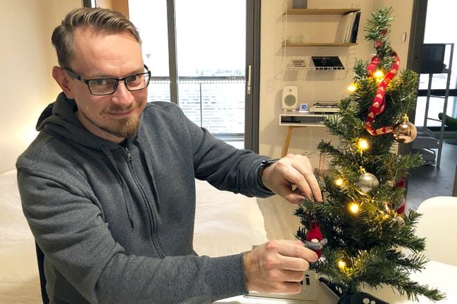 Teemu Kunto on viettänyt monet joulut yksin. Hän viihtyy hyvin myös omassa seurassaan. Kuva Virpi Kupiainen-Ämmälä