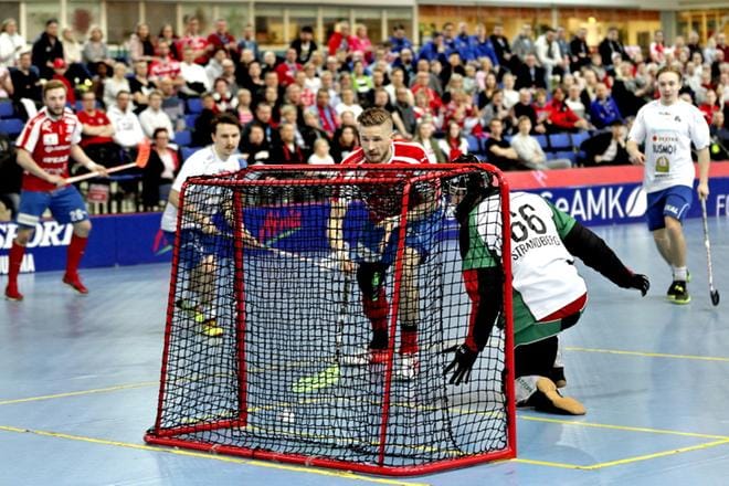 SPV:n Mikko Kohonen oli liekeissä, kun seinäjokelaiset kohtasivat EräViikingit. Hänen ansiostaan joukkueet ratkaisevat loppuottelupaikan vasta perjantaina Vantaalla. KUVA: HEIKKI HAKANEN