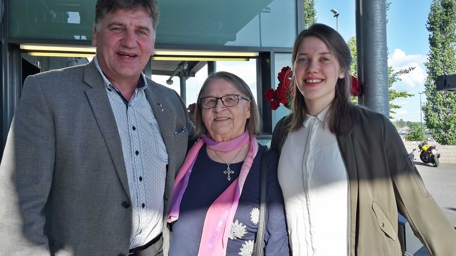 Tuomo Lahtinen työskentelee opettajana ammattikoulussa. Vapaa-ajalla hän moottoripyöräilee ja evankelioi. Kuvassa Lahtinen evankelioimassa Kuopion vankilassa. Kuvassa Tuomon äiti Helvi Lahtinen ja Tuomon Laura-tytär.