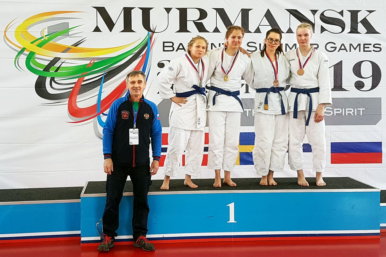 Sarjan 63 kiloa mitalistit: Jelena Pospelova (vas.) hopeaa, Inka Suokanerva (kultaa), Anna Kazakova (pronssia) ja Milla Nurmikumpu (pronssia).