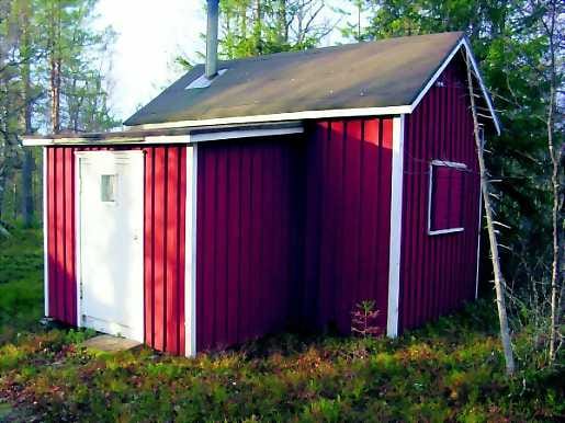 Nukkumamökki. Vuotson mökki on ulkoapäin vaatimaton, mutta taiteilijan nikkaroimaa sisustusta pidetään arvokkaana.