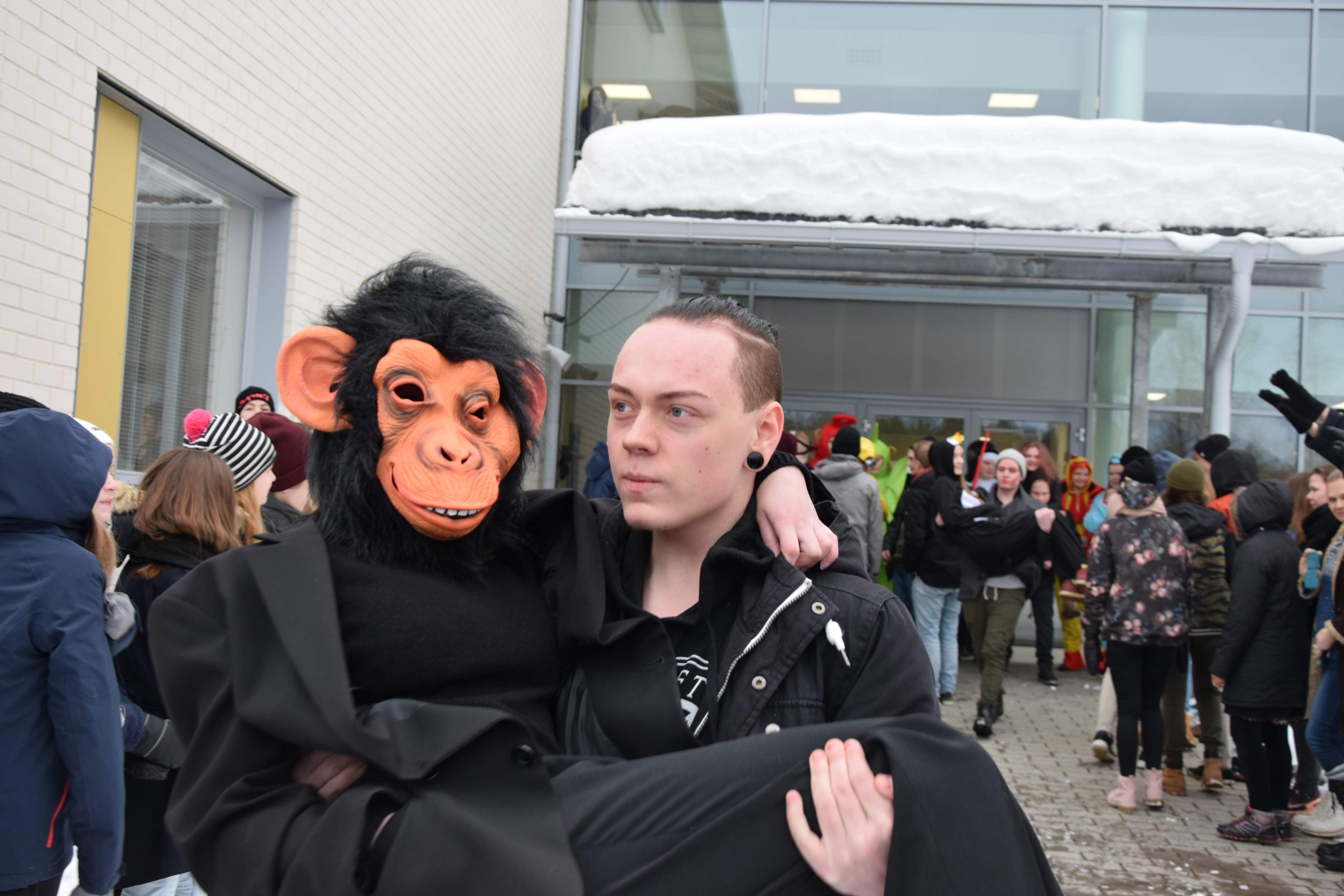 Abinamies turvallisessa sylissä. Kuva Juha Honkala