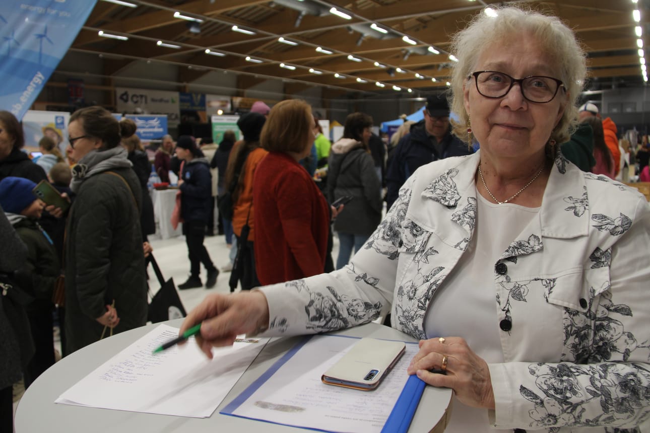 Raili Heikkilä on yksi kolmesta haapavetisestä naisesta, jotka alullepanivat nettiadressin ja nimilistat Ruustinnanhovin ja sen puistoympäristön säilyttämisestä Jedun omistuksessa. Nimiä kerättiin muun muassa Haapaveden Elinvoimamessuilla huhtikuussa.
