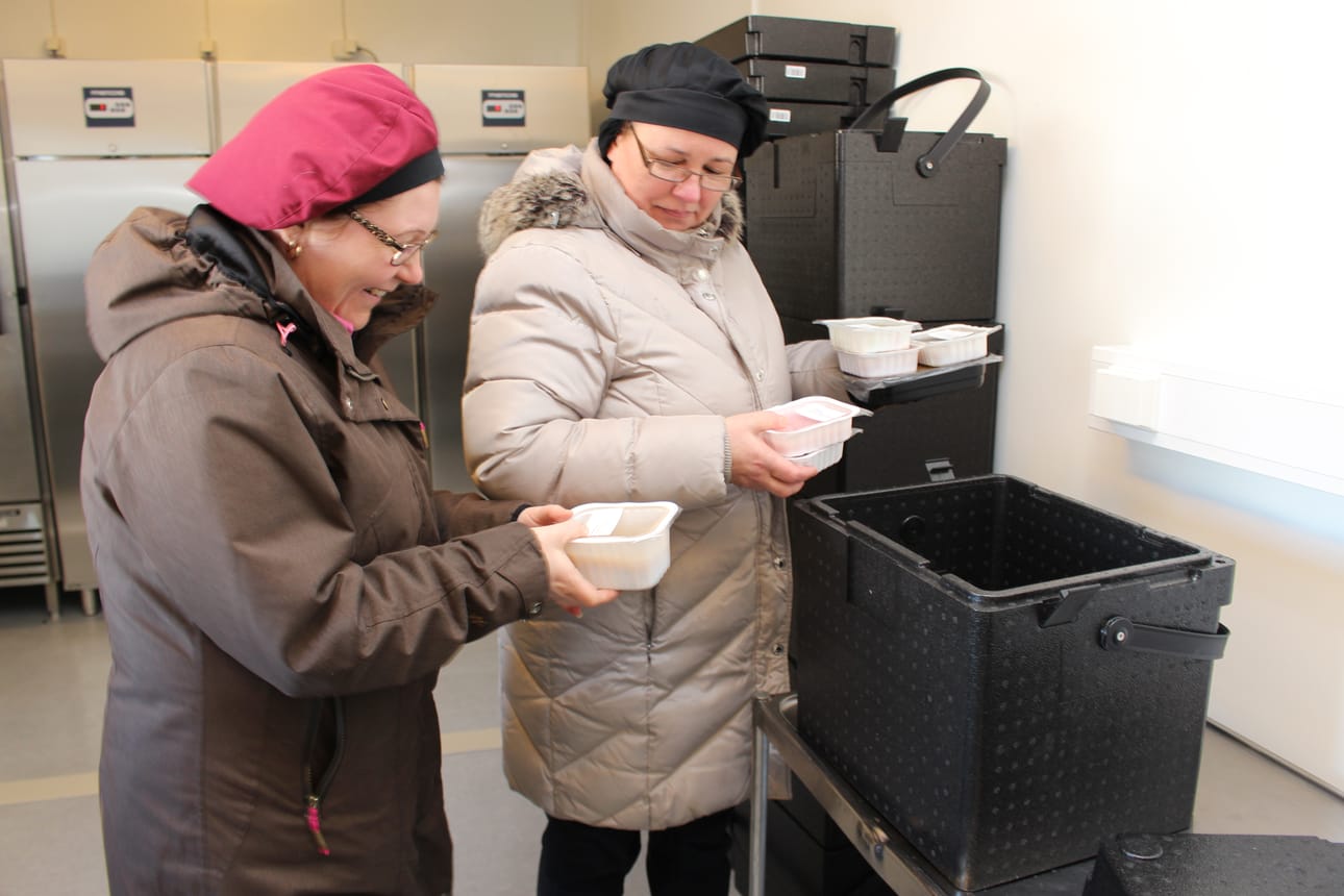 Ruokapalvelupäällikkö Pia Koponen ja ravitsemispäällikkö Helena Grönfors pakkasivat yhdessä kolmatta asiakkaille lähtevää kylmien kotiaterioiden toimitusta.