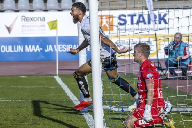 Jake Jarvis sinetöi loppulukemat Juhani Pennasen taakse. KUVA: JARMO KONTIAINEN