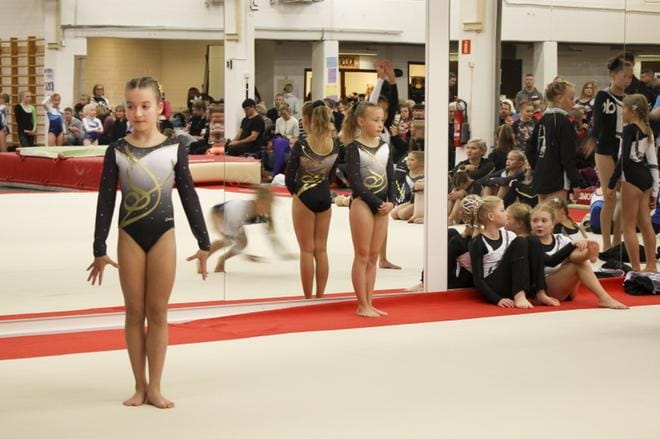 Isokyröläistä Kyrön Voimaa edustava Viivi Visuri, valmistautuu omaan permantosarjaansa ja odottaa tuomarilta aloituslupaa. Kuvat: Anne Laurila