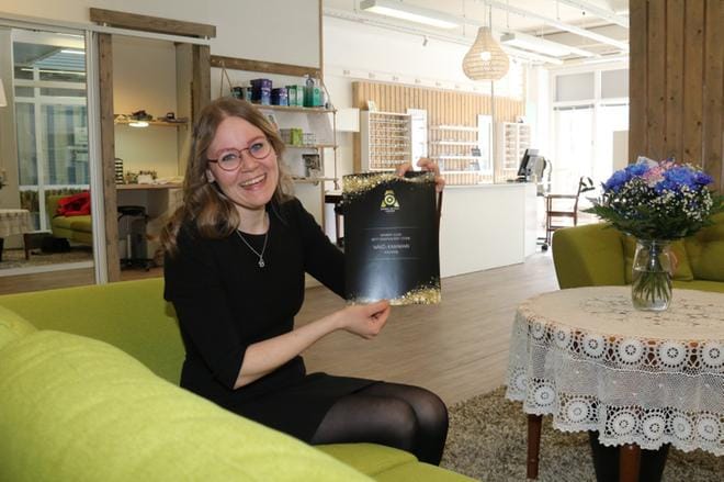 Sirje Turpeinen palvelee asiakkaita palkitussa yrityksessä Johanna Liiaksen kanssa. KUVA: ANU NAHKALA