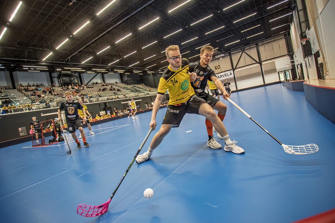 Tempon väsymätön moottori Tatu Kiipeli taistelee pallosta lauantain ottelussa KoskRia vastaan. Piste ottelusta oli sekunnin päässä.