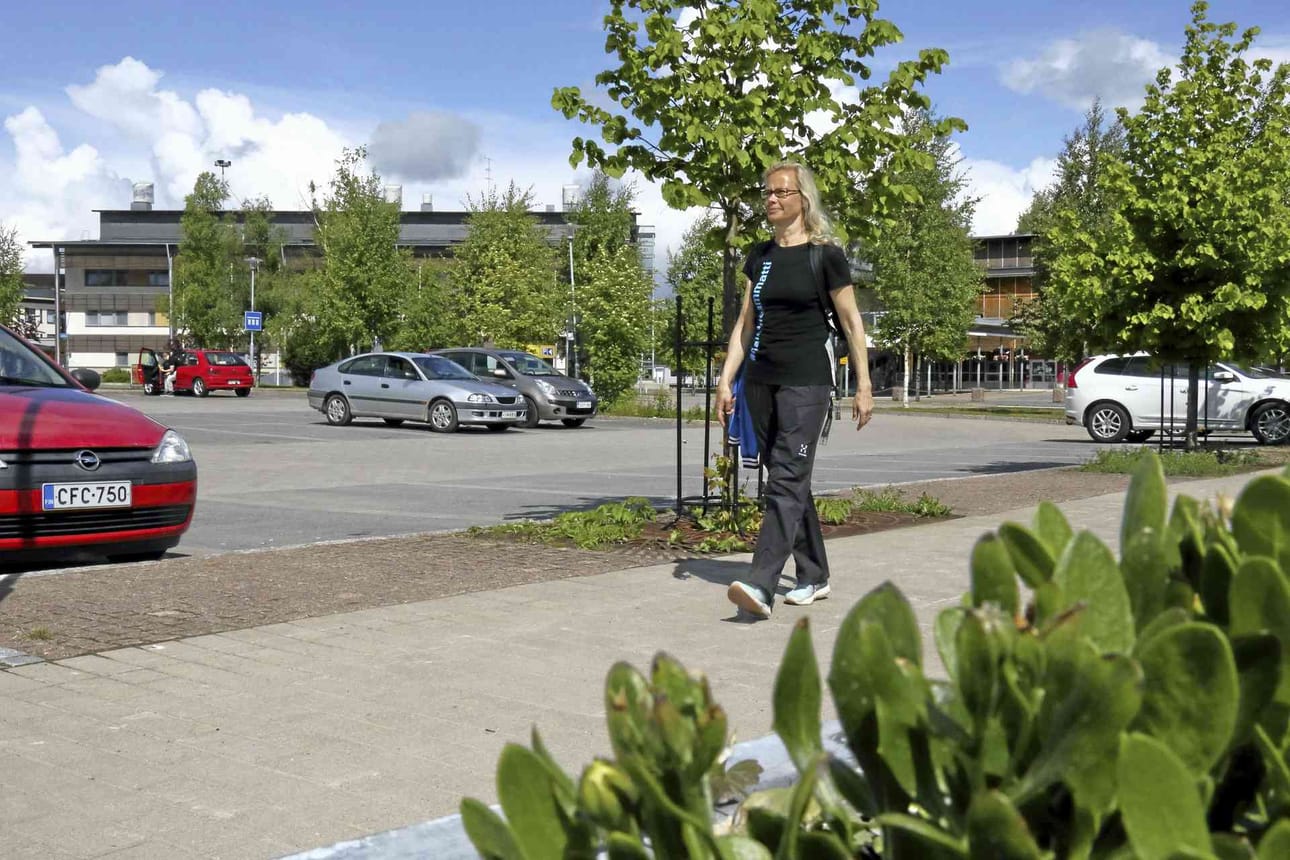 Jaana Villasen tiistainen kävelyetappi päättyi iltapäivällä Liminkaan. Keskiviikkoaamuna matka jatkui kohti Revonlahtea.