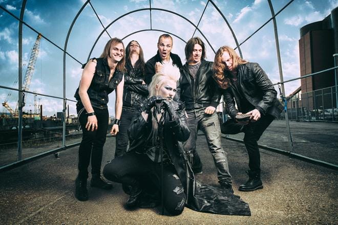 Battle Beast on kuusihenkinen yhtye, joka luottaa perinteisiin metallisaundeihin, mutta maustaa sitä toisinaan jopa diskovaikutteilla. Noora Louhimon käheä ääni on yksi yhtyeen valttikorteista.