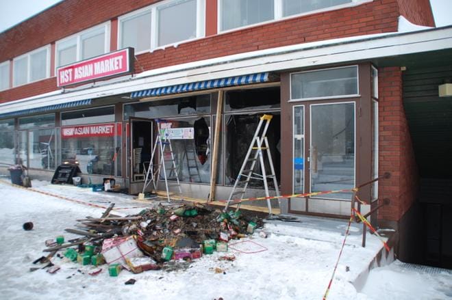 Perjantaina kello kymmenen aikoihin palopaikalla oli tehty raivaustöitä ja liikehuoneiston rikki menneitä ikkunoita alettu suojata. KUVA:OLLI PURSIAINEN