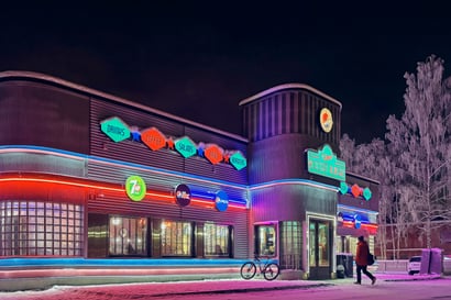 Neonvalot loistavat keskellä oululaista nukkumalähiötä – Rocket Burger henkii ehtaa 50-luvun tunnelmaa, mutta tarjoaa perinteistä perusmättöä