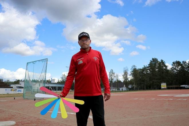 Matti Iivarinen kertoo, että suurin ero pelaamisen ja pelinjohtamisen välillä on se, että pelinjohtajana tulee hallita suurempia kokonaisuuksia kuin vain oma itsensä: – Valmentajana et voi vain mennä harjoituksiin, vaan pitää vähän tietää, mitä siellä reeneissä sitten tehdään. Pitää olla jo joku kuva päässä tai paperilla, että minkälainen se harjoitus sinä päivänä on. KUVA: VILJA VAINIO