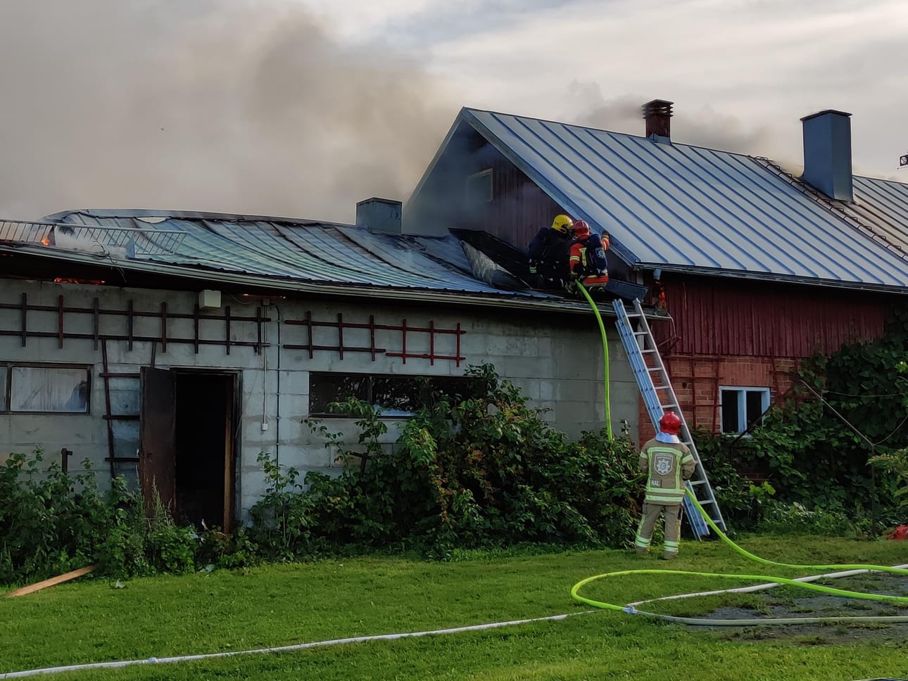 Koskenkorvalla syttyi tulipalo käytöstä poistetussa sikalarakennuksessa maanantaina aamupäivällä.