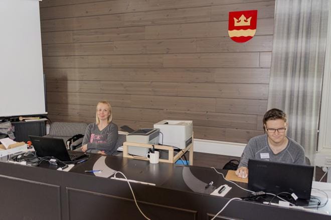 Torstaina Soinin kunnantalon EU-vaalien äänestyspaikalla oli tosi hiljaista. Kahtena ensimmäisenä päivänä Soinissa äänesti ennakkoon yhteensä 76 henkilöä. Vaalitoimitsijoina olivat Saija Källi ja Oskari Ojala. KUVA: AARRE LÖYTÖMÄKI