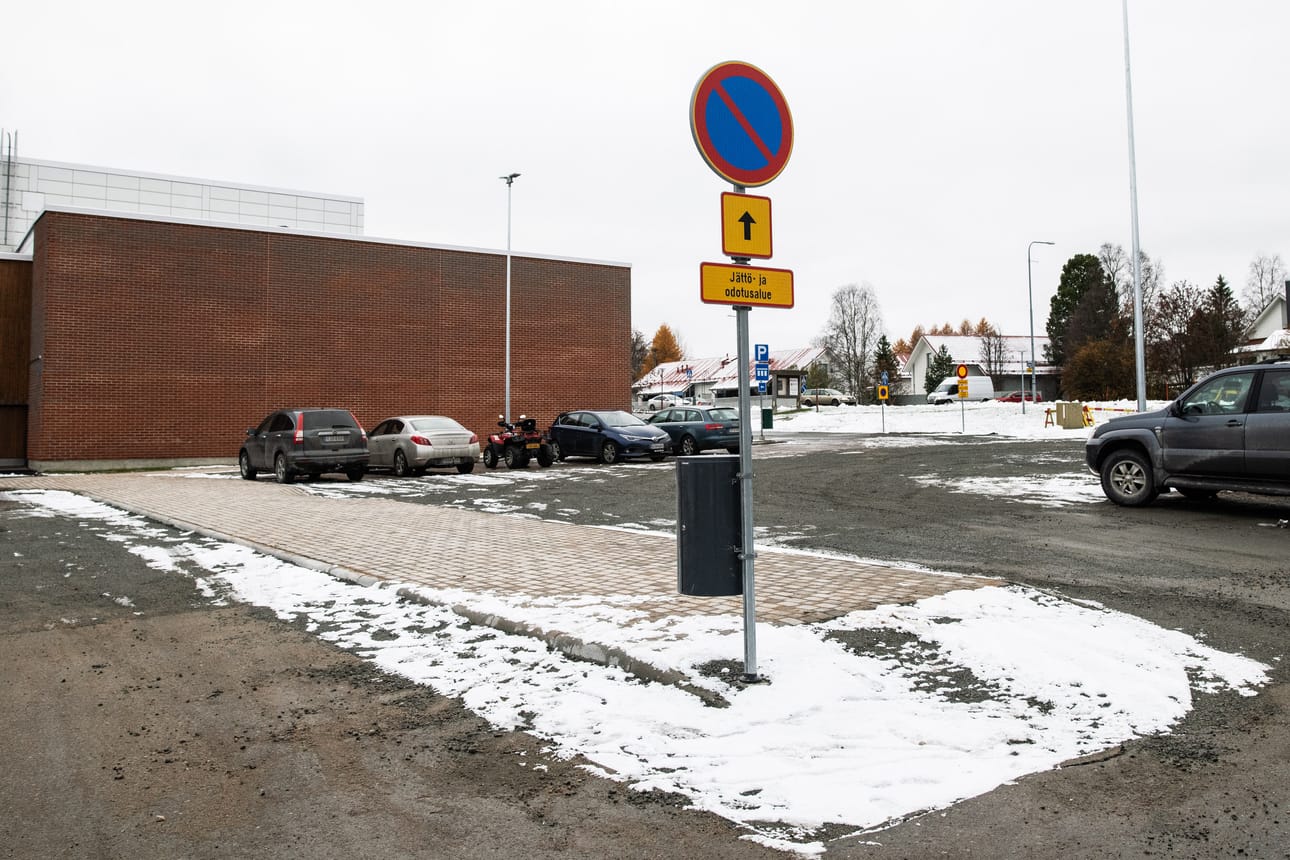 Liikuntakeskuksen pysäköintialueelle parkkeeraavien toivotaan noudattavan liikennemerkkejä.