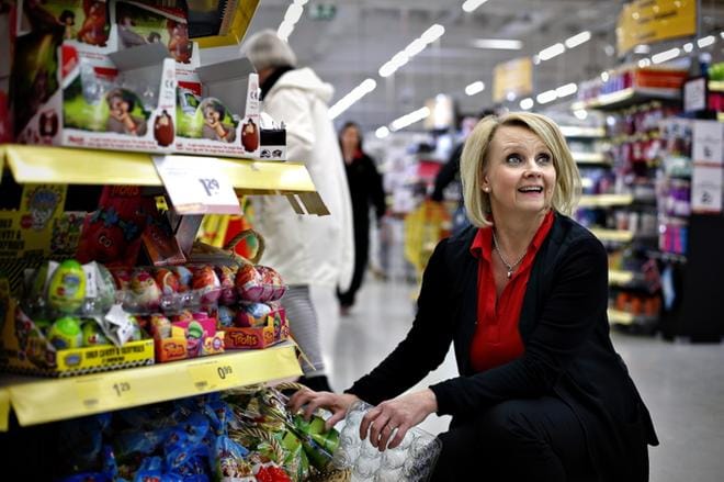 Seinäjoen Halpahallin myymäläpäällikkö Eija Joensuu järjestää pääsiäiskaupan suotuimpien tuotteiden eli suklaamunien hyllyä. Pohjanmaalla virvotaan ja annetaan virpojille makeita palkkioita vasta pääsisäislauantaina. KUVA: Tomi Kosonen