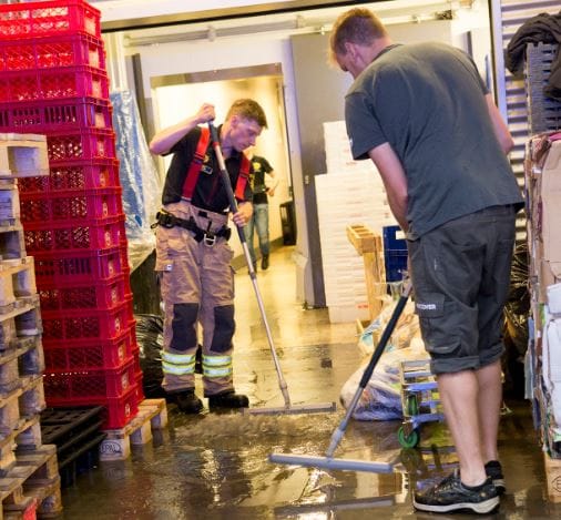 Oulun keskustan Lidlin lattiat lainehtivat vettä.