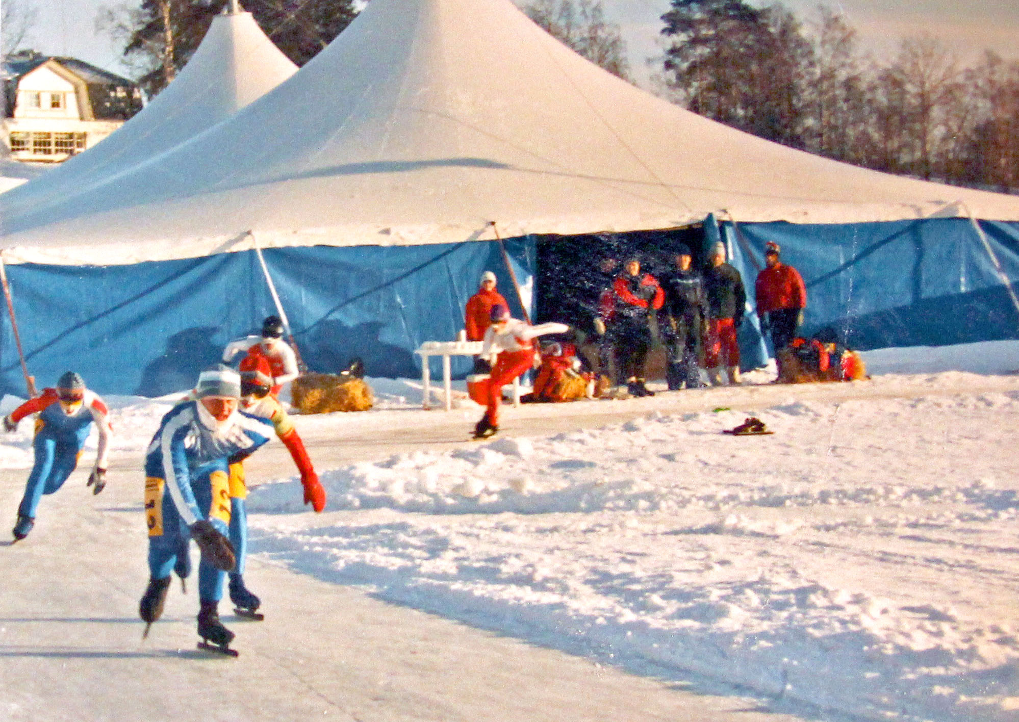 Pihkalanrannalla elettiin 1990-luvulla vireää kautta. Oli EU-projektia, postilaatikkotalkoita, rosvopaistijuhlia ja myös mittavia valtakunnan kisoja ratsastuksessa sekä luistelussa.  Ice Maratonilla otettu kuva Maalaiskartanon albumista.