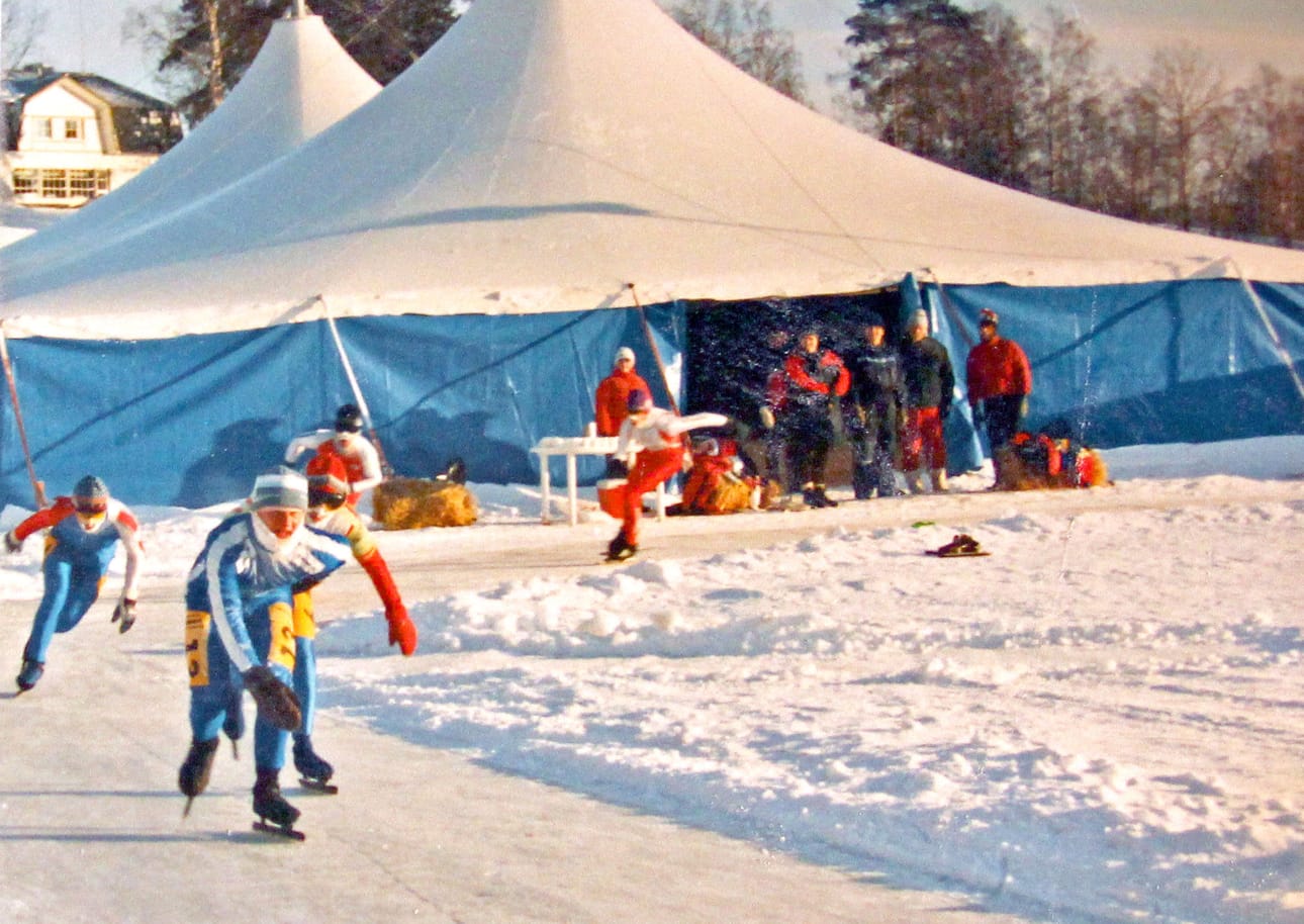 Pihkalanrannalla elettiin 1990-luvulla vireää kautta. Oli EU-projektia, postilaatikkotalkoita, rosvopaistijuhlia ja myös mittavia valtakunnan kisoja ratsastuksessa sekä luistelussa. Ice Maratonilla otettu kuva Maalaiskartanon albumista.