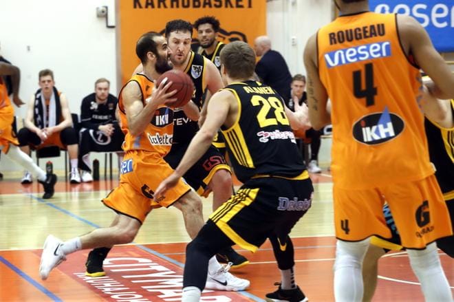 Karhu Basketin Bojan Sarcevic paransi otteitaan tauon jälkeen. Hän teki ottelussa 18 pistettä. KUVA: JOUKO HÄNNINEN