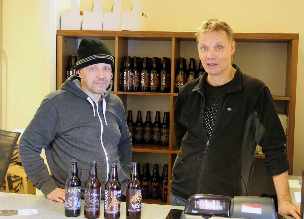 Ylikylän Olut Oy:n osakkaat Esa Kivelä ja Pekka Junnila uuden myyntitiskin takana.