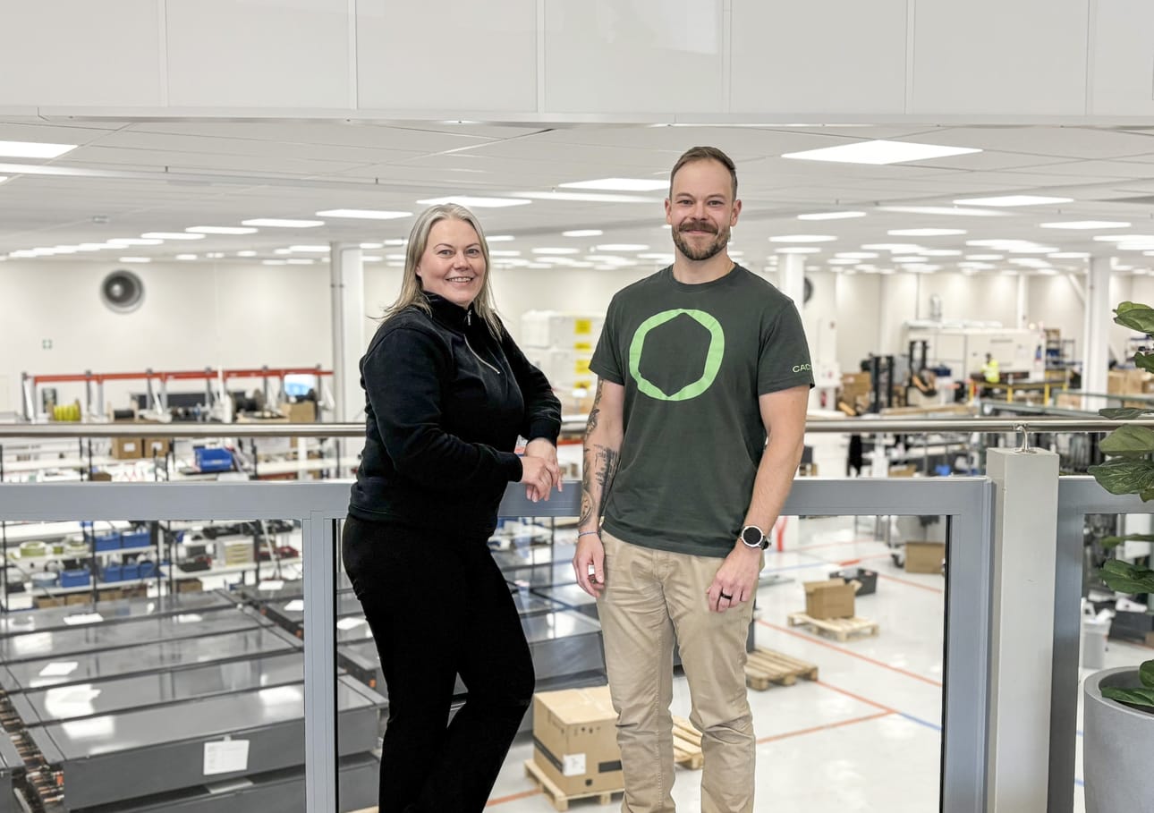 Yrityksen näkökulmasta koko prosessi oli yllättävän suoraviivainen. Osaajamätsäys toteutui osana Oulun kauppakamarin tarjoamaa TalentTrekFinland-palvelukokonaisuutta. Kuvassa HR-päällikkö Päivi Rantsi ja tehtaanjohtaja Jani Niskala.