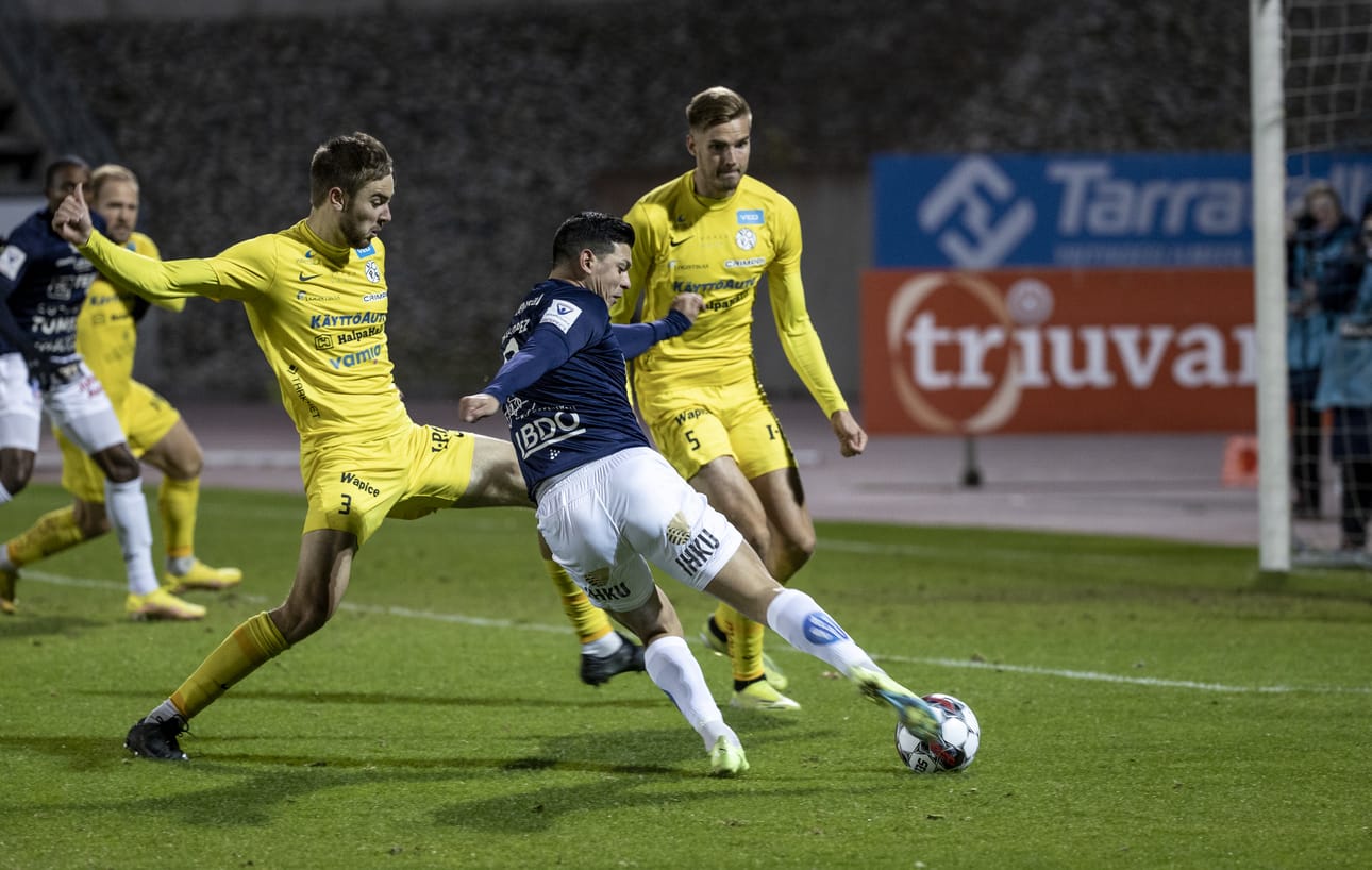 Mikko Pitkänen (oik.) kohtasi AC Oulun monta kertaa Vaasan Palloseuran paidassa. Lähes kaksimetrinen Pitkänen edustaa jatkossa oululaisseuraa.