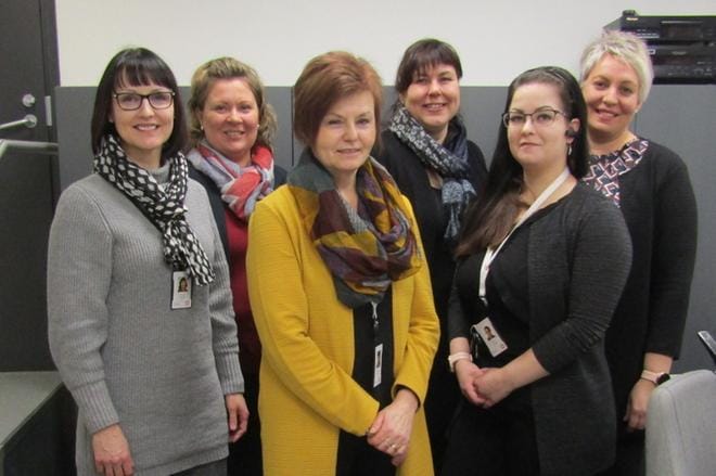 Kahdeksan ammattitaitoisen naisen joukosta kuusi ehti kuvaan. Eturvissä seisoivat Tarja Elgland, Maritta Rinta-aho, Petra Kurhela ja takana Sari Salmenautio, Anne Mäkelä sekä Susanna Tähtinen-Salo. Auli Peltokangas ja Kirsi Isokangas olivat kokouksissa. KUVA: TARJA RIIHIMÄKI