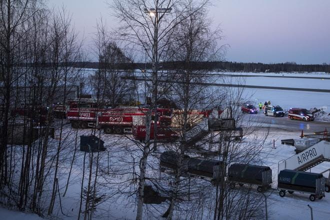 Vaasan lentokentällä selvittiin 27. helmikuuta helmikuussa pelkällä säikähdyksellä. Pahimpaan kuitenkin varauduttiin. Pelastuslaitoksen ja merivartioston lisäksi kentällä oli useita ambulansseja, hoitohenkilökuntaa ja poliisi. KUVAT: JARNO PELLINEN
