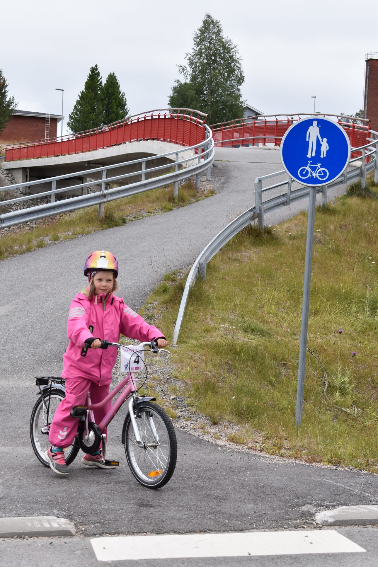 Sara Mustosen koulumatkan varrella on muutama tien ylitys. Rukatunturintien hän voi ylittää turvallisesti sillan yli.