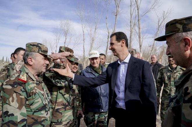 Syyrian presidentti Bashar al-Assad tervehtii armeijansa taistelijoita itäisen Ghoutan alueella. Hallitusten joukkojen on onnistunut vallata yli 80 prosenttia aiemmin kapinallisten hallussa olleesta Ghoutan alueesta.