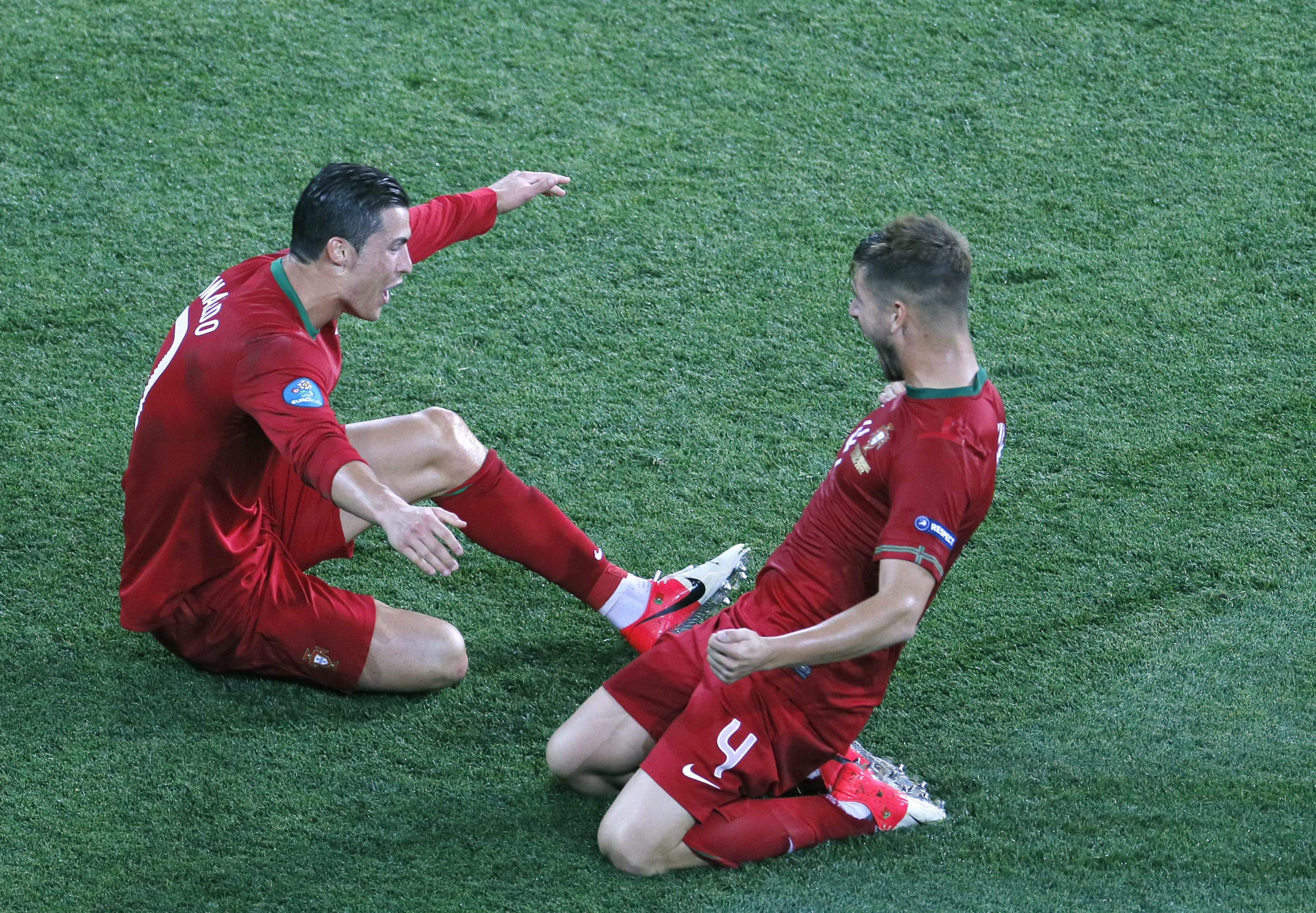 Cristiano Ronaldo (vas.) ja Miguel Veloso juhlivat 2-1 maalia. 